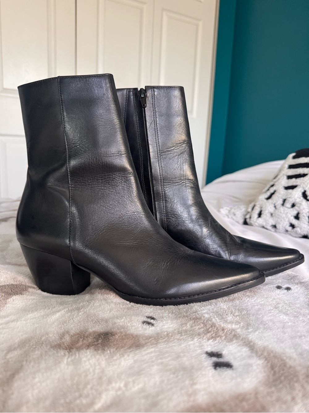 Matisse Caty Bootie- Classic Black Leather Ankle Boots W8